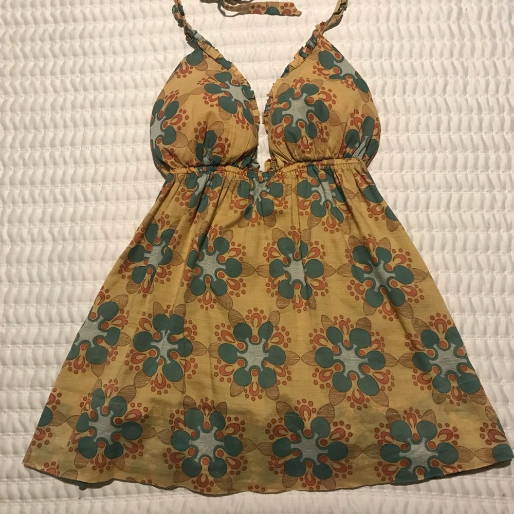 🚫SOLD🚫BCBG deep V halter with padded cups